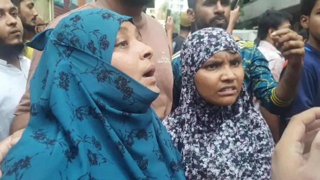 উত্তরায় বিমান বিধ্বস্ত ‘একটু বলেন আমার মেয়ে কোথায় আছে’—সন্তানের খোঁজে আহাজারি মায়ের