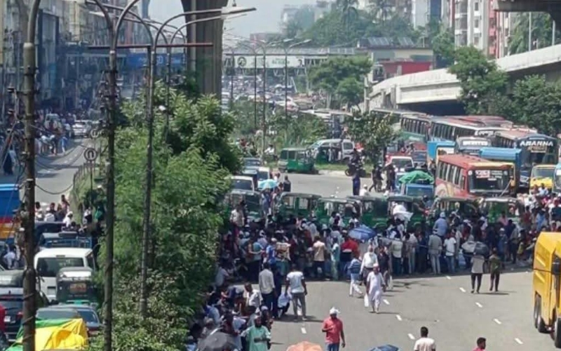 বনানীতে সিএনজি চালকদের সড়ক অবরোধ, যাত্রীদের চরম দুর্ভোগ
