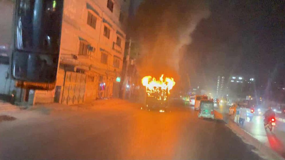 গাজীপুরে চলন্ত বাসে আগুন