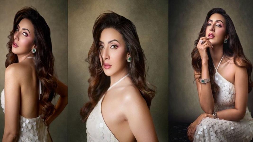 স্লিভলেস গাউনে এক আবেদনময়ী রূপে ধরা দিলেন মিম