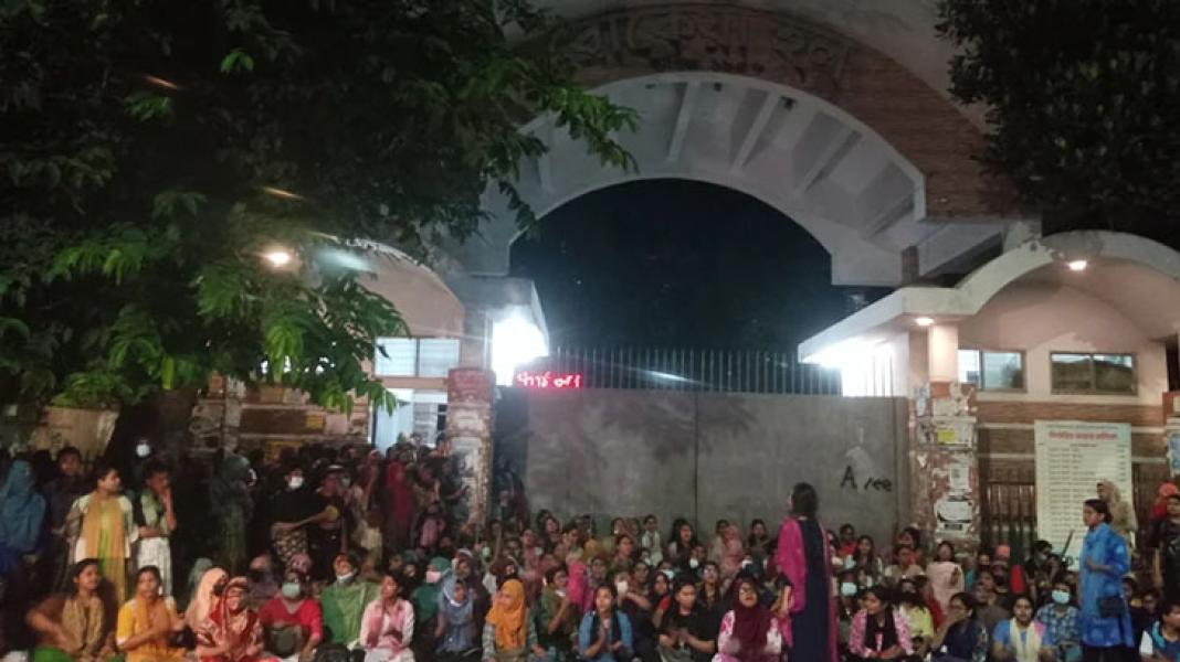 ১৪ জুলাই স্মরণে মধ্যরাতে নারী শিক্ষার্থীদের মিছিল