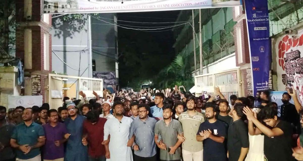 বিএনপির অনেক গুণ, পাথর মেরে মানুষ খুন’ স্লোগানে উত্তাল জবি