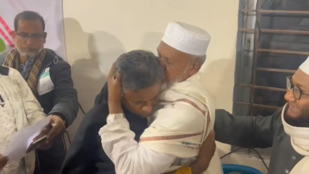 বিএনপির বিজয়ী প্রার্থীকে চুমু খেলেন জামায়াত প্রার্থী