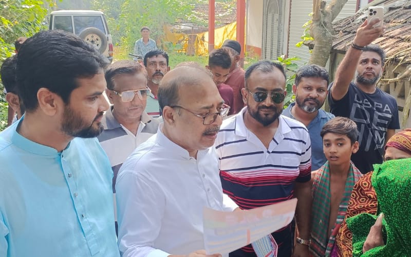 শার্শায় নিহত ভ্যানচালক আব্দুল্লাহর কবর জিয়ারত করছেন সাবেক এমপি মফিকুল হাসান তৃপ্তি।