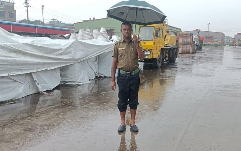 জলাবদ্ধতায় বিপর্যস্ত বেনাপোল বন্দর, কোটি টাকার পণ্য ঝুঁকিতে